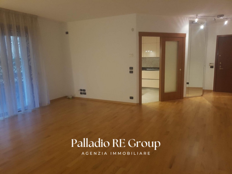 In zona Sant'Andrea, una tra le più richieste e rinomate della città, proponiamo questo interessa...