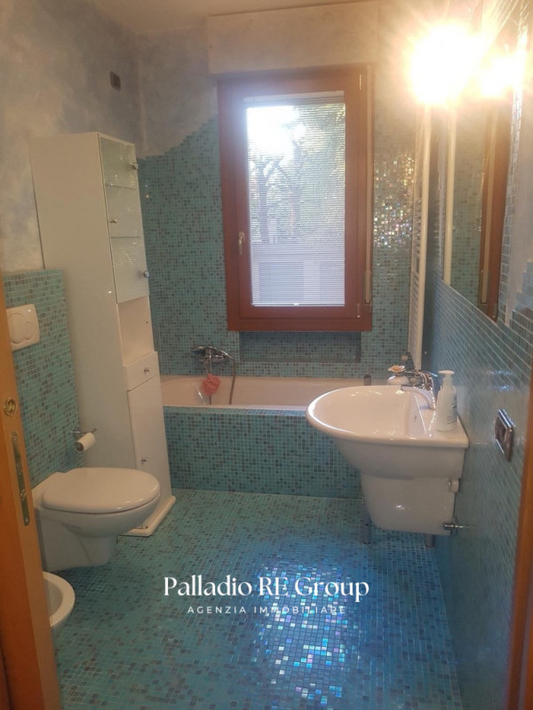 In zona Sant'Andrea, una tra le più richieste e rinomate della città, proponiamo questo interessa...