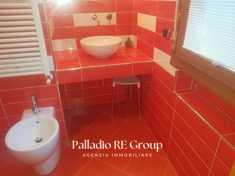 In zona Sant'Andrea, una tra le più richieste e rinomate della città, proponiamo questo interessa...