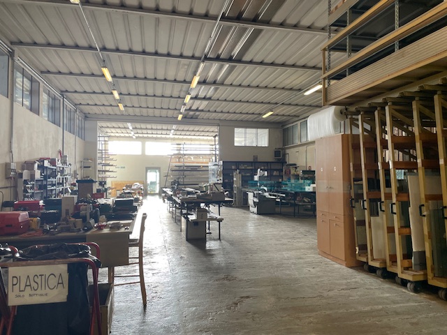 Oggi vi proponiamo in vendita un complesso immobiliare composto da un capannone artigianale , uff...