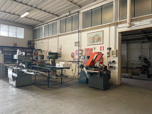 Oggi vi proponiamo in vendita un complesso immobiliare composto da un capannone artigianale , uff...