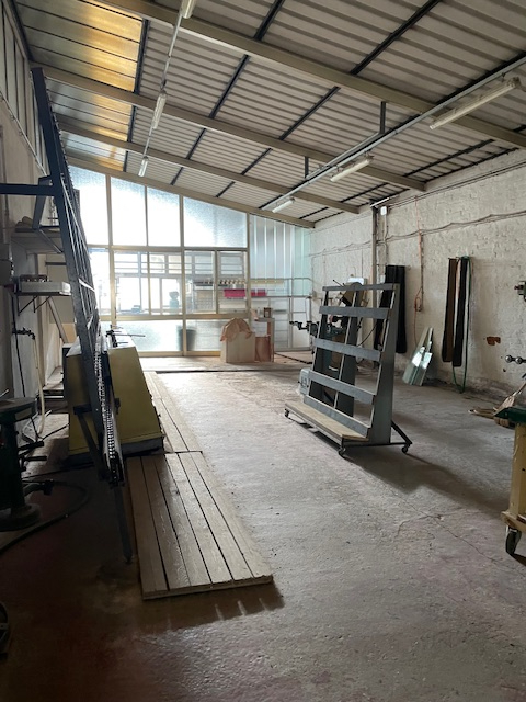 Oggi vi proponiamo in vendita un complesso immobiliare composto da un capannone artigianale , uff...