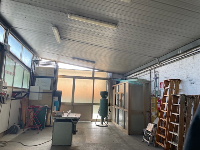 Oggi vi proponiamo in vendita un complesso immobiliare composto da un capannone artigianale , uff...