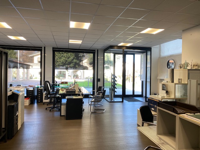 Oggi vi proponiamo in vendita un complesso immobiliare composto da un capannone artigianale , uff...