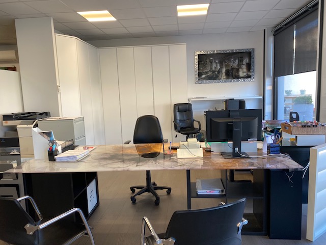 Oggi vi proponiamo in vendita un complesso immobiliare composto da un capannone artigianale , uff...