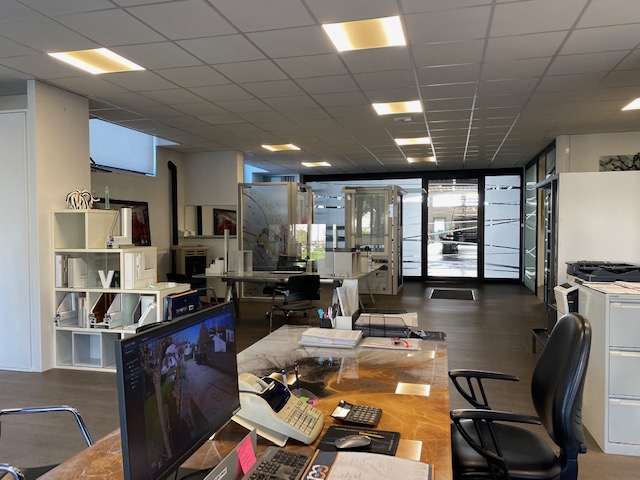 Oggi vi proponiamo in vendita un complesso immobiliare composto da un capannone artigianale , uff...