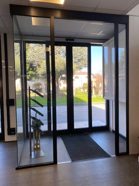 Oggi vi proponiamo in vendita un complesso immobiliare composto da un capannone artigianale , uff...