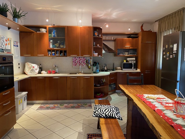 Oggi vi proponiamo in vendita un complesso immobiliare composto da un capannone artigianale , uff...