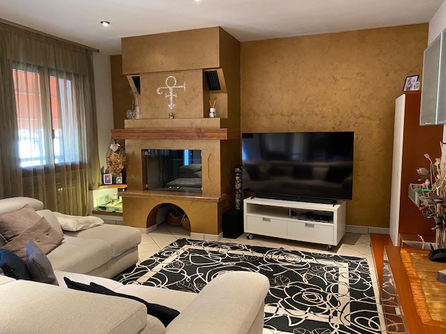 Oggi vi proponiamo in vendita un complesso immobiliare composto da un capannone artigianale , uff...