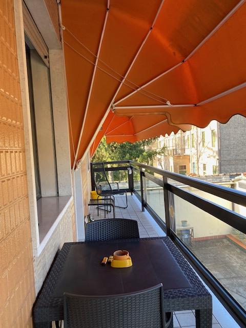 Oggi vi proponiamo in vendita un complesso immobiliare composto da un capannone artigianale , uff...