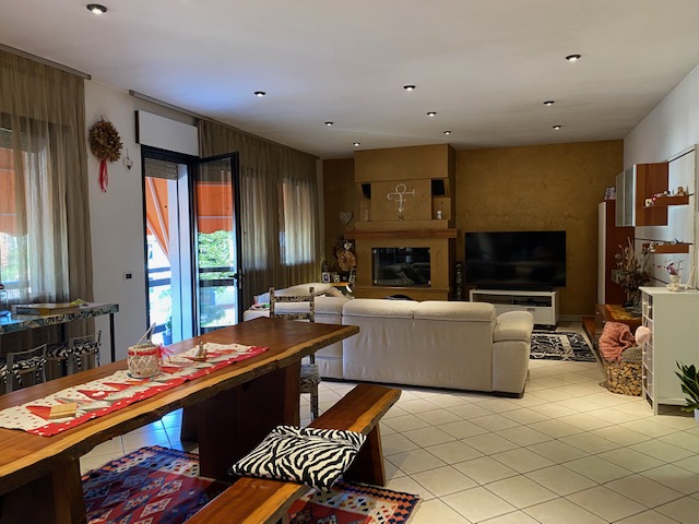 Oggi vi proponiamo in vendita un complesso immobiliare composto da un capannone artigianale , uff...