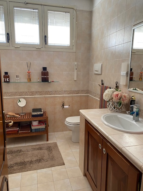 Oggi vi proponiamo in vendita un complesso immobiliare composto da un capannone artigianale , uff...