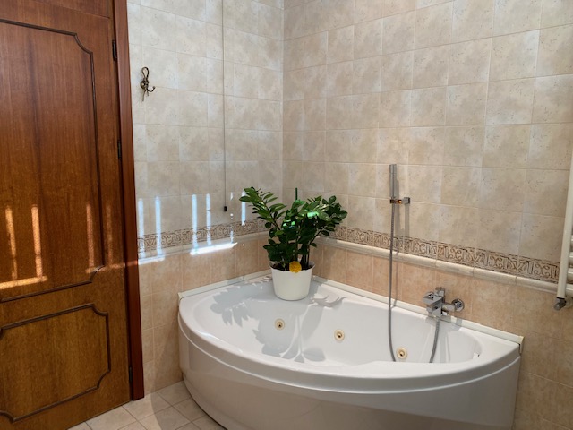 Oggi vi proponiamo in vendita un complesso immobiliare composto da un capannone artigianale , uff...