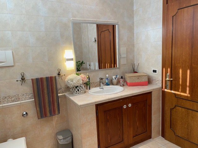 Oggi vi proponiamo in vendita un complesso immobiliare composto da un capannone artigianale , uff...