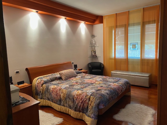 Oggi vi proponiamo in vendita un complesso immobiliare composto da un capannone artigianale , uff...