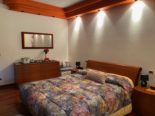 Oggi vi proponiamo in vendita un complesso immobiliare composto da un capannone artigianale , uff...