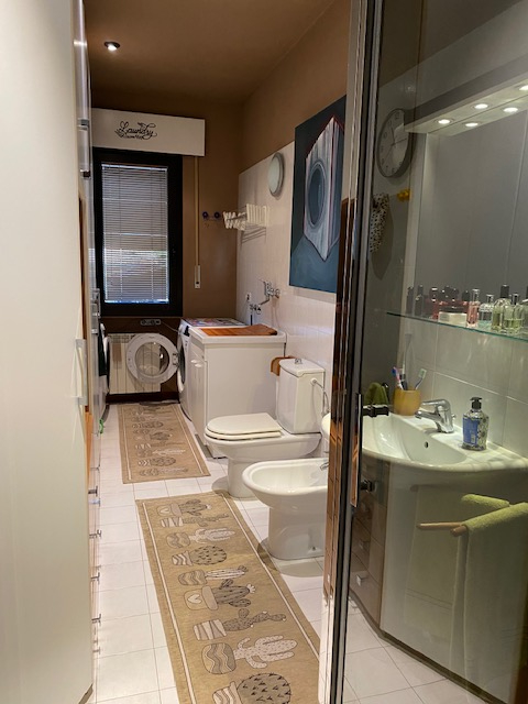 Oggi vi proponiamo in vendita un complesso immobiliare composto da un capannone artigianale , uff...