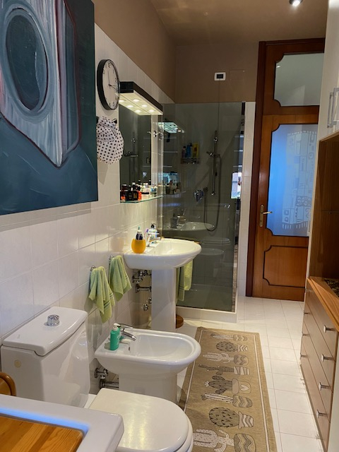 Oggi vi proponiamo in vendita un complesso immobiliare composto da un capannone artigianale , uff...