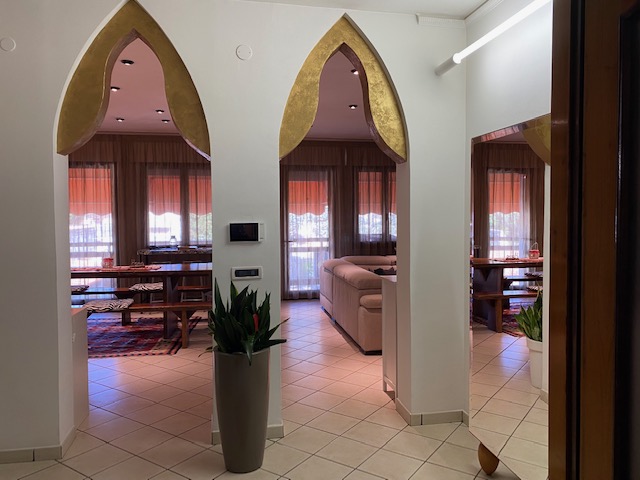 Oggi vi proponiamo in vendita un complesso immobiliare composto da un capannone artigianale , uff...