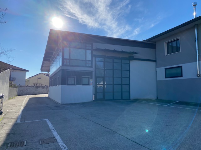 Oggi vi proponiamo in vendita un complesso immobiliare composto da un capannone artigianale , uff...