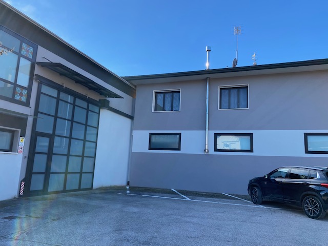 Oggi vi proponiamo in vendita un complesso immobiliare composto da un capannone artigianale , uff...