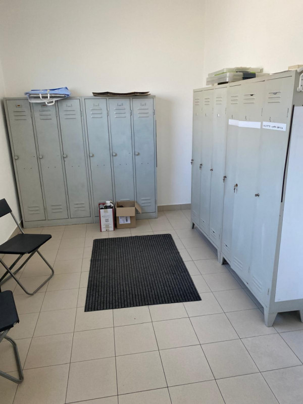 Oggi vi proponiamo in vendita un complesso immobiliare composto da un capannone artigianale , uff...