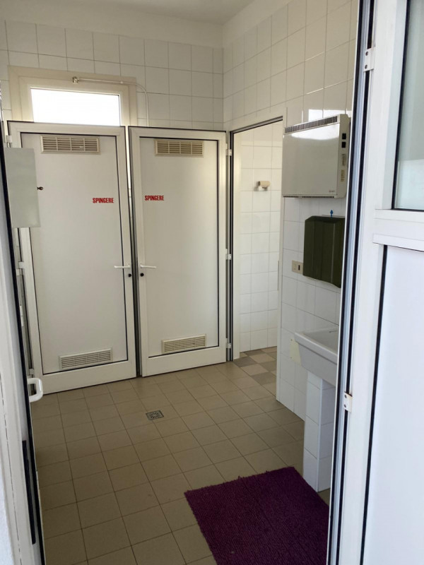 Oggi vi proponiamo in vendita un complesso immobiliare composto da un capannone artigianale , uff...