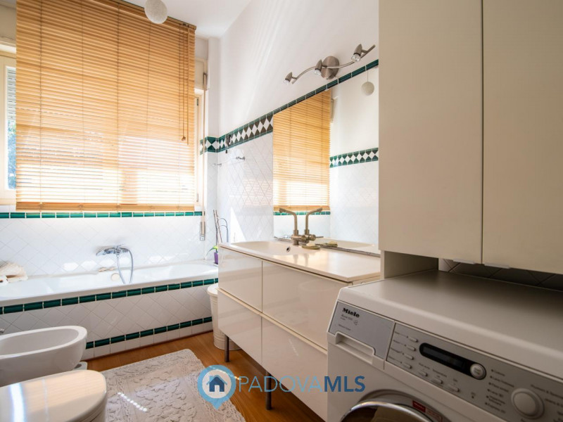 Immobile in esclusiva al Gruppo Padova MLS

Appartamento in Vendita: Eleganza e Comfort nel Cuore...