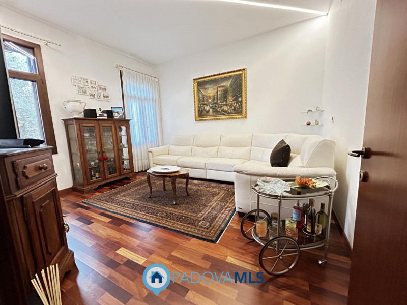 Immobile in esclusiva al Gruppo Padova MLS

Scopri questa affascinante bifamiliare situata nel cu...