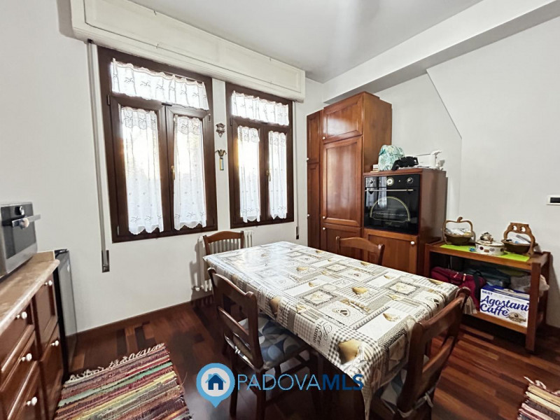 Immobile in esclusiva al Gruppo Padova MLS

Scopri questa affascinante bifamiliare situata nel cu...