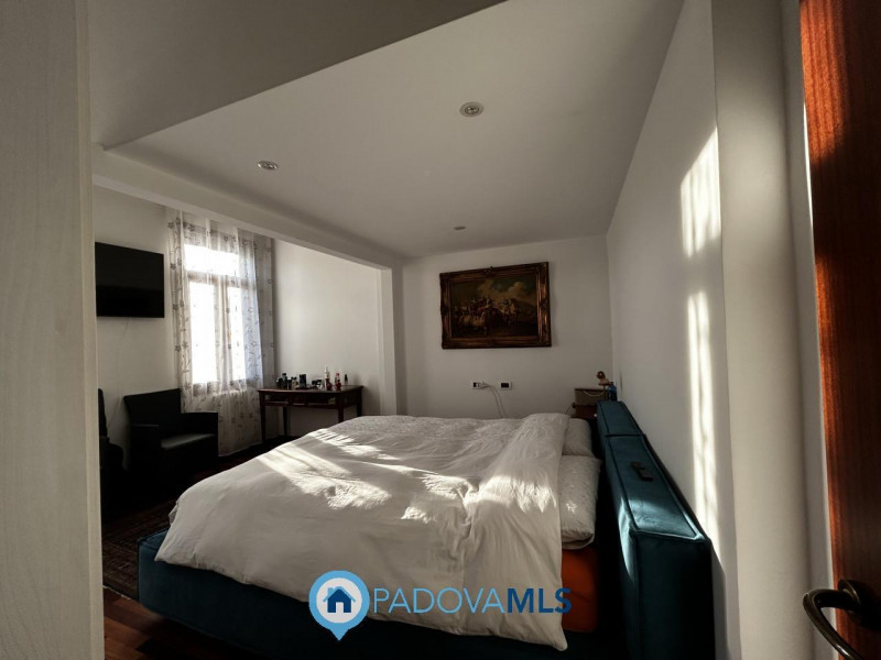 Immobile in esclusiva al Gruppo Padova MLS

Scopri questa affascinante bifamiliare situata nel cu...