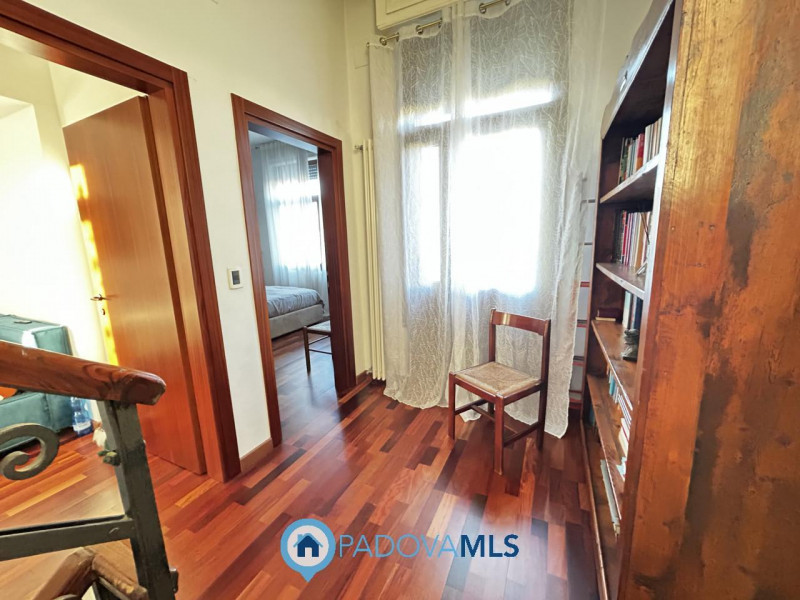 Immobile in esclusiva al Gruppo Padova MLS

Scopri questa affascinante bifamiliare situata nel cu...