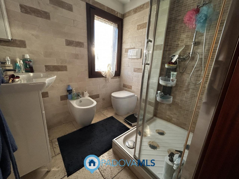 Immobile in esclusiva al Gruppo Padova MLS

Scopri questa affascinante bifamiliare situata nel cu...