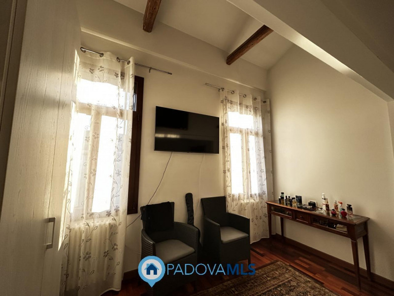 Immobile in esclusiva al Gruppo Padova MLS

Scopri questa affascinante bifamiliare situata nel cu...