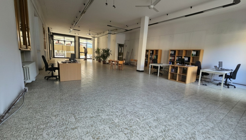 Rif. NEG67 - Vendesi due unità commerciali poste in area centralissima, ad alto flusso di passagg...