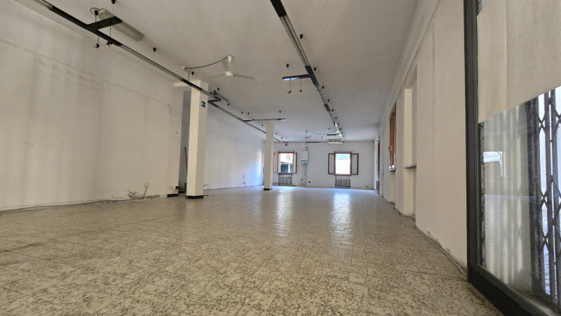 Rif. NEG67 - Vendesi due unità commerciali poste in area centralissima, ad alto flusso di passagg...