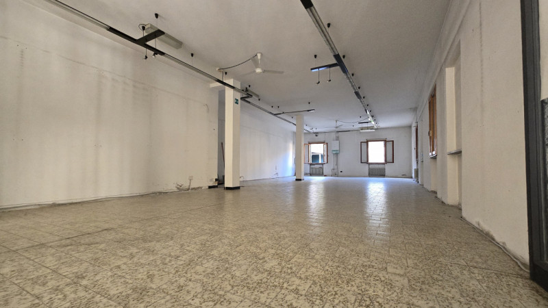 Rif. NEG67 - Vendesi due unità commerciali poste in area centralissima, ad alto flusso di passagg...