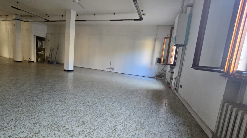 Rif. NEG67 - Vendesi due unità commerciali poste in area centralissima, ad alto flusso di passagg...