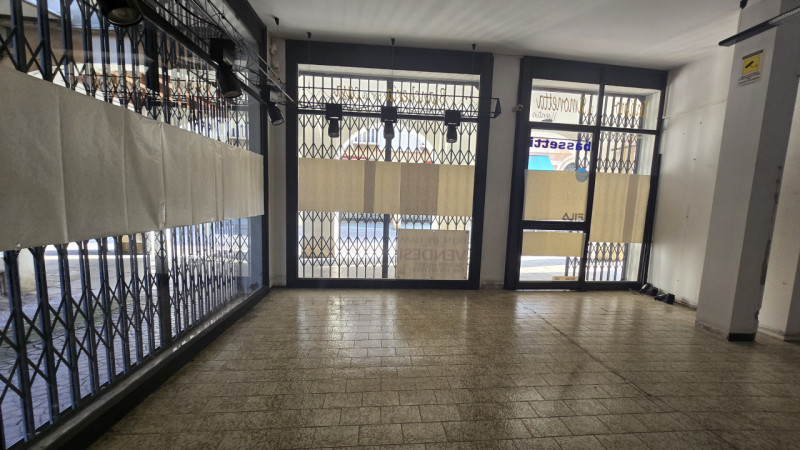 Rif. NEG67 - Vendesi due unità commerciali poste in area centralissima, ad alto flusso di passagg...