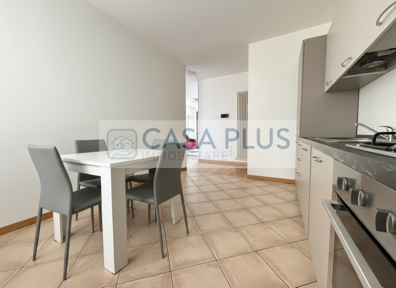 Carmignano di Brenta, in posizione centrale lungo una delle vie principali, comodo a servizi e vi...