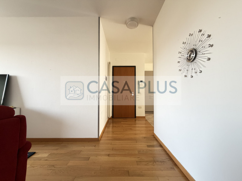 Carmignano di Brenta, in posizione centrale lungo una delle vie principali, comodo a servizi e vi...