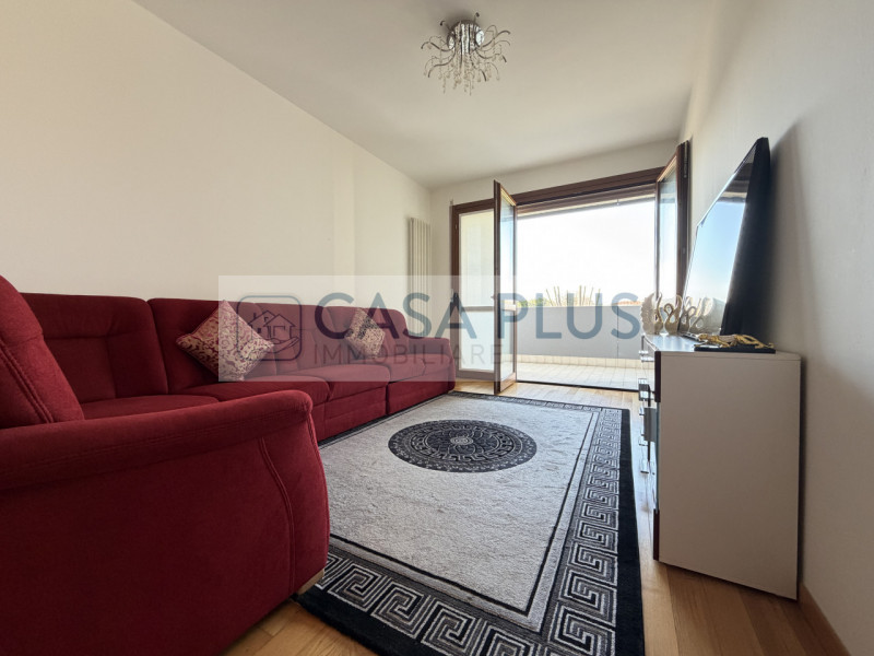 Carmignano di Brenta, in posizione centrale lungo una delle vie principali, comodo a servizi e vi...