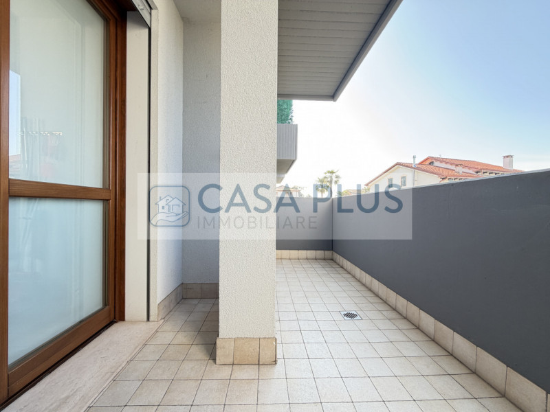 Carmignano di Brenta, in posizione centrale lungo una delle vie principali, comodo a servizi e vi...