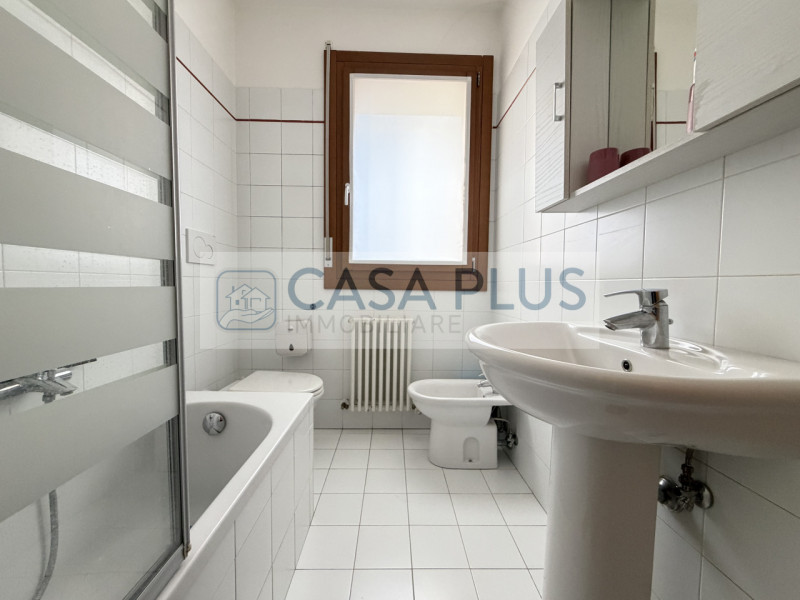 Carmignano di Brenta, in posizione centrale lungo una delle vie principali, comodo a servizi e vi...