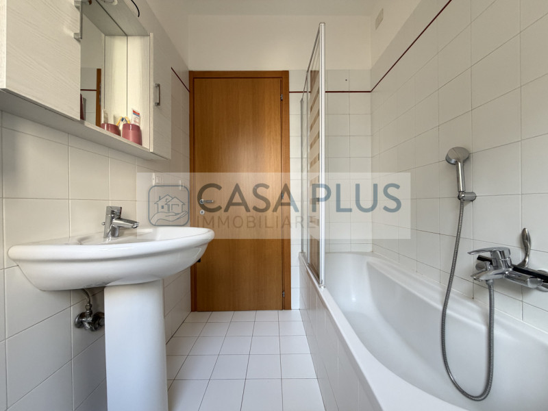 Carmignano di Brenta, in posizione centrale lungo una delle vie principali, comodo a servizi e vi...