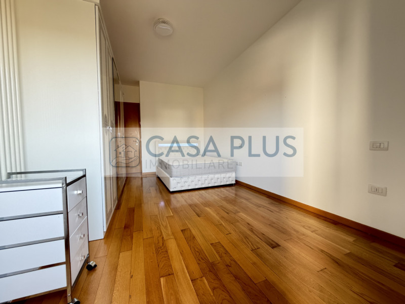 Carmignano di Brenta, in posizione centrale lungo una delle vie principali, comodo a servizi e vi...