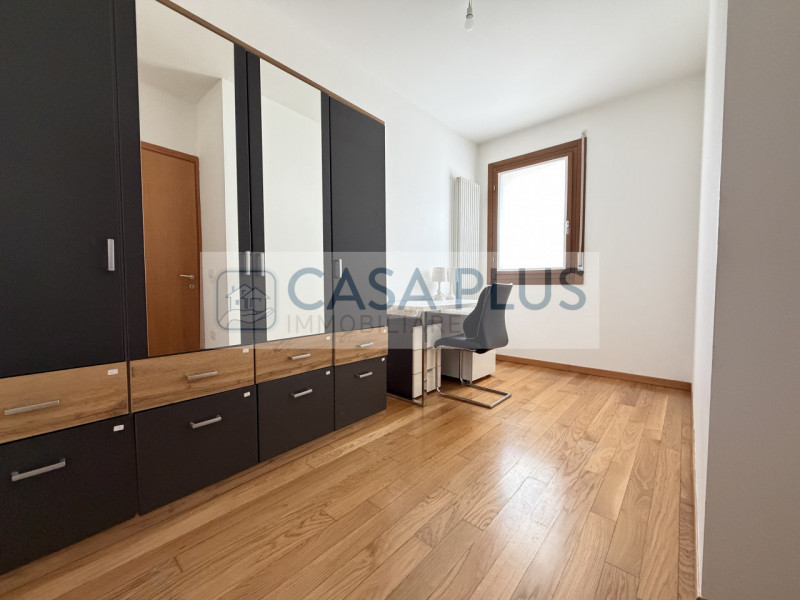 Carmignano di Brenta, in posizione centrale lungo una delle vie principali, comodo a servizi e vi...