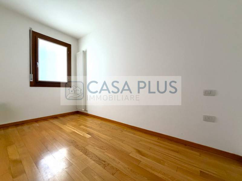 Carmignano di Brenta, in posizione centrale lungo una delle vie principali, comodo a servizi e vi...