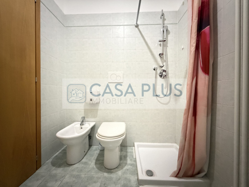 Carmignano di Brenta, in posizione centrale lungo una delle vie principali, comodo a servizi e vi...