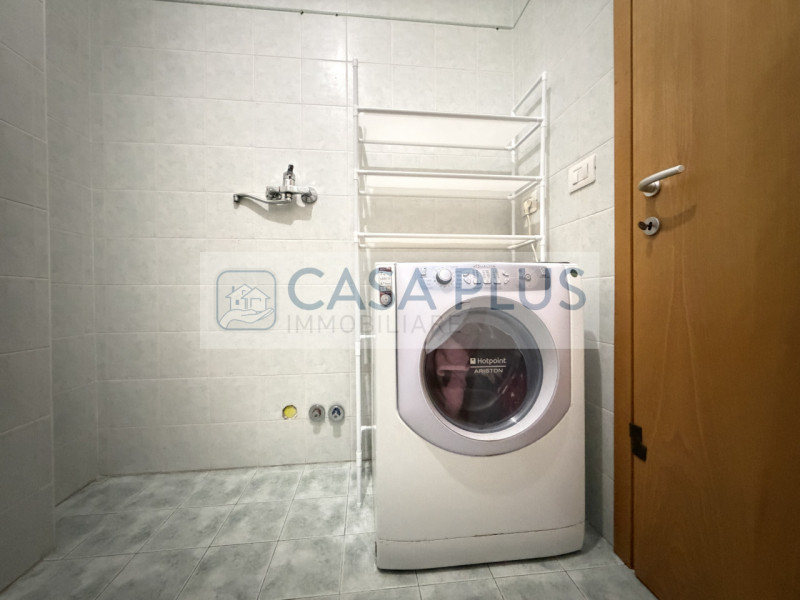 Carmignano di Brenta, in posizione centrale lungo una delle vie principali, comodo a servizi e vi...